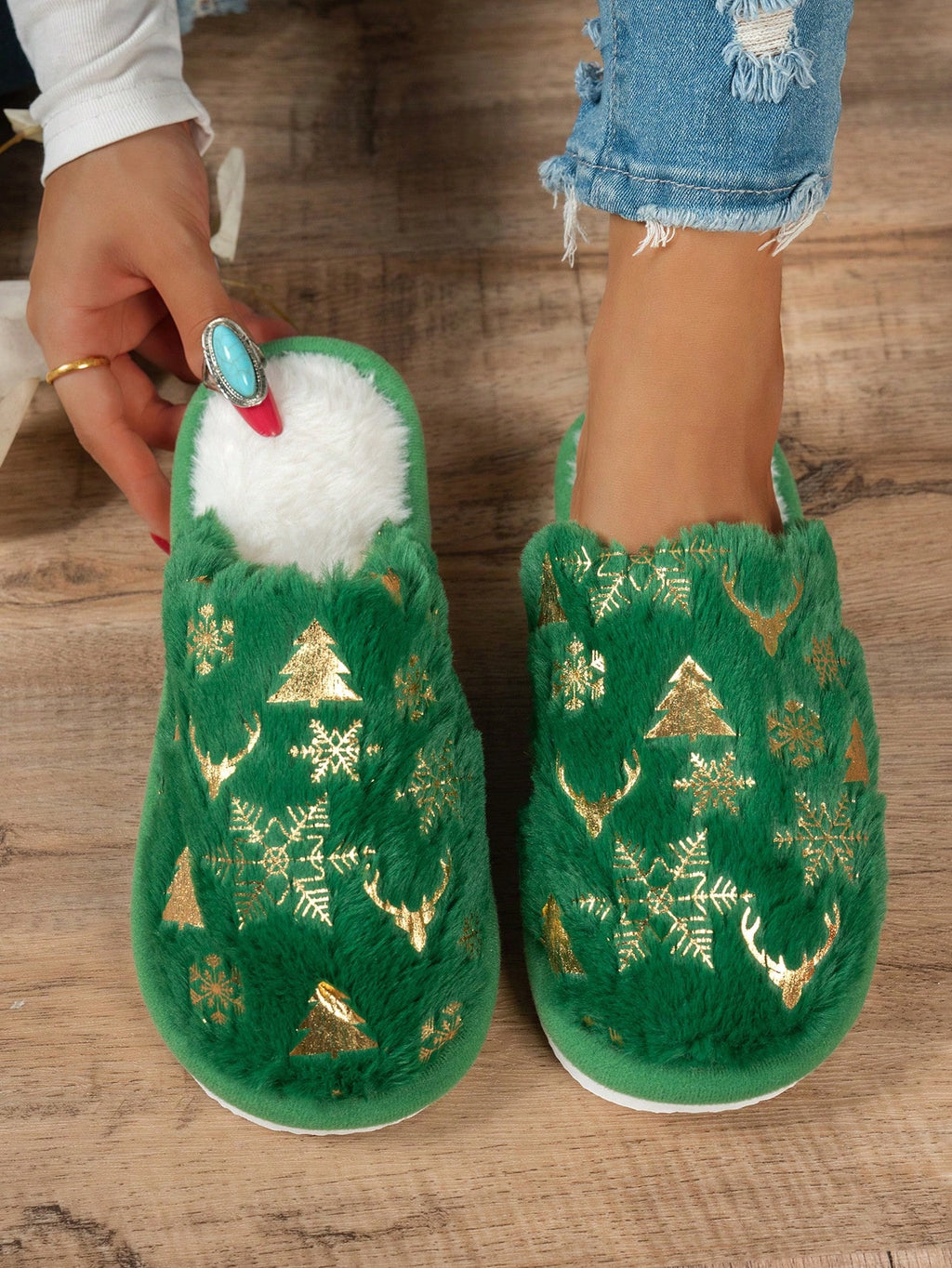 Fall/Winter Christmas Couple Plush Warm Indoor Slippers – Soft Cozy Home Footwear for Men and Women, Perfect for Holiday Season, Winter Nights, and Christmas Gifts.