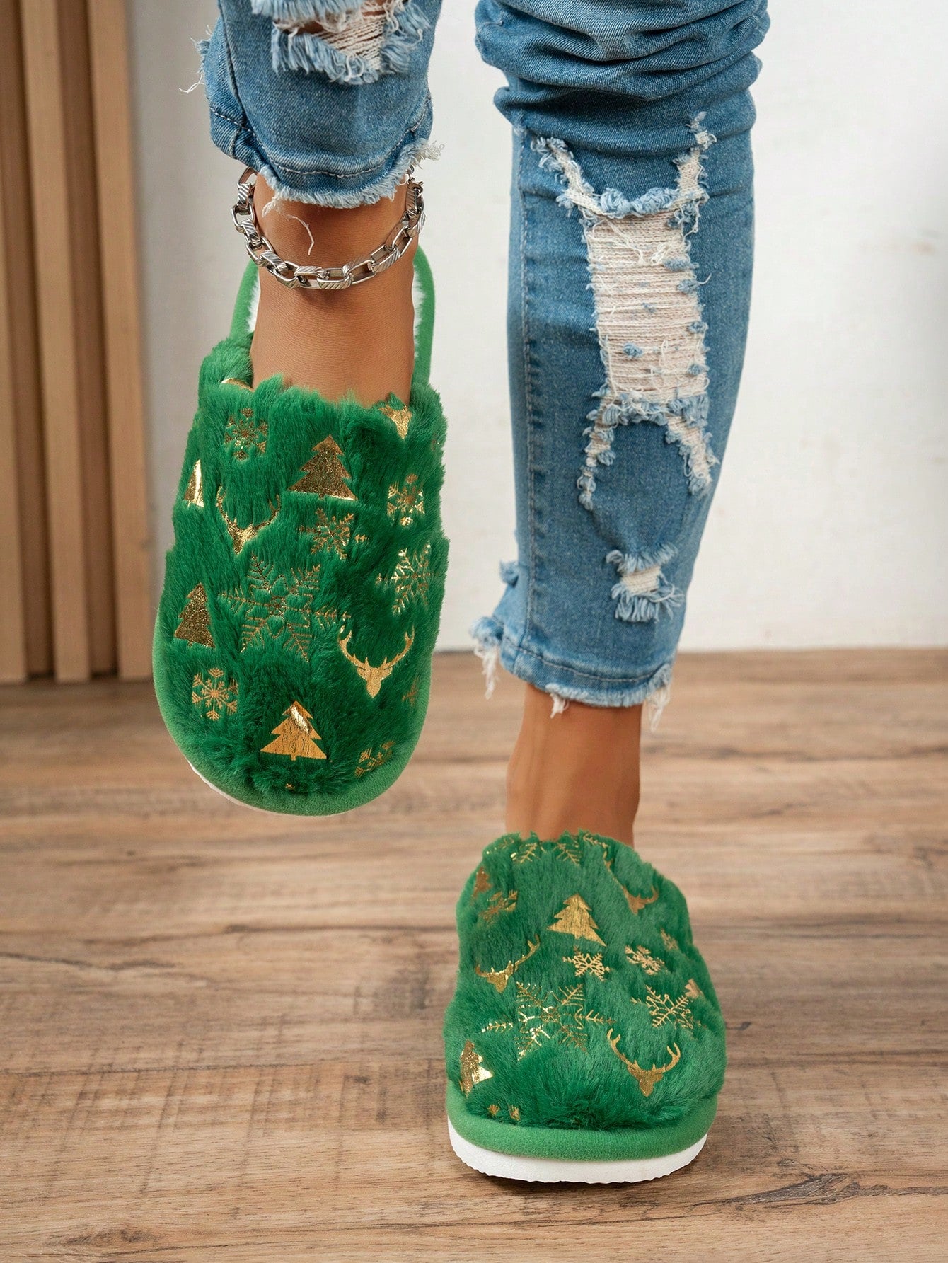 Fall/Winter Christmas Couple Plush Warm Indoor Slippers – Soft Cozy Home Footwear for Men and Women, Perfect for Holiday Season, Winter Nights, and Christmas Gifts.