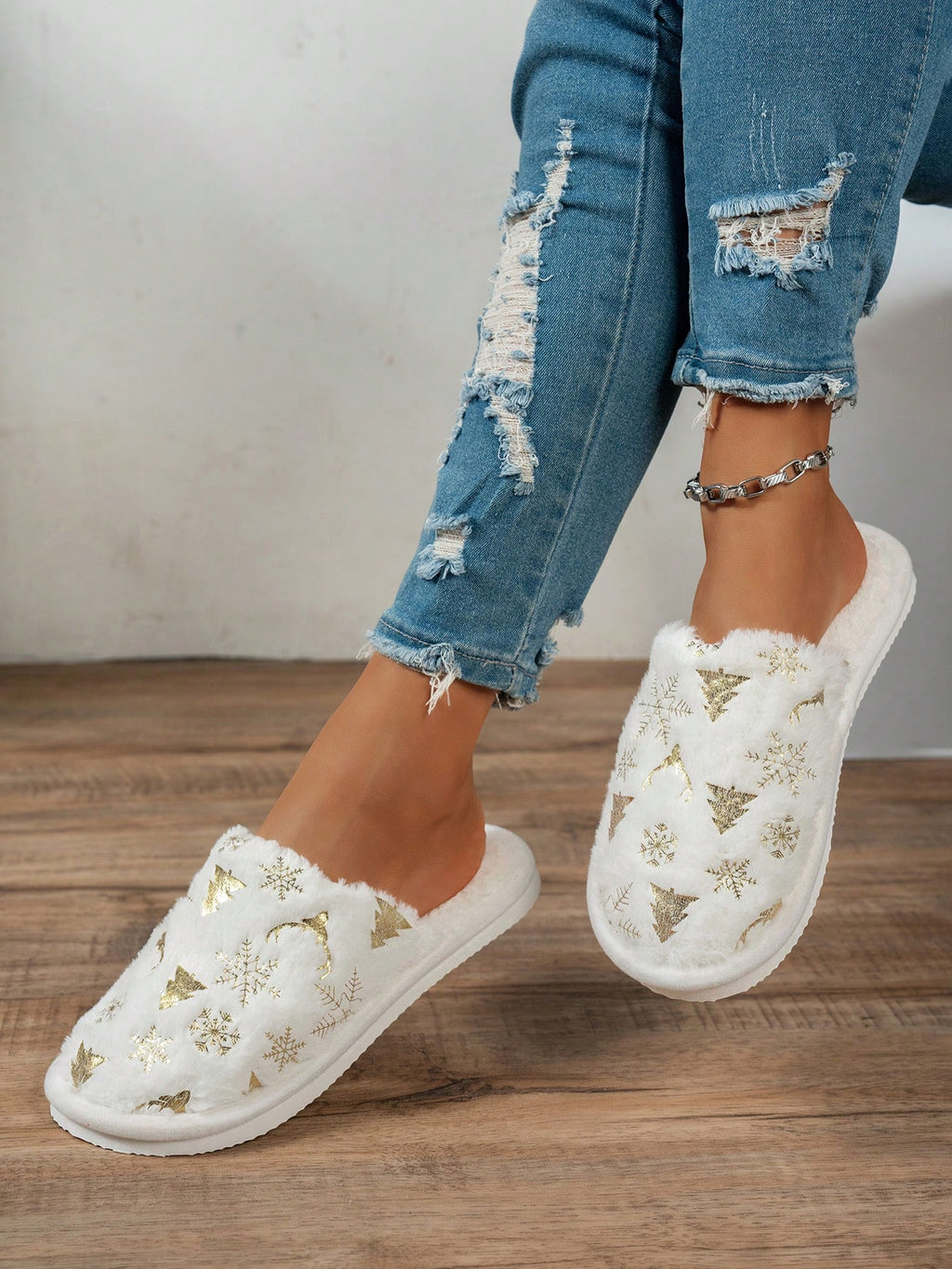 Fall/Winter Christmas Couple Plush Warm Indoor Slippers – Soft Cozy Home Footwear for Men and Women, Perfect for Holiday Season, Winter Nights, and Christmas Gifts.