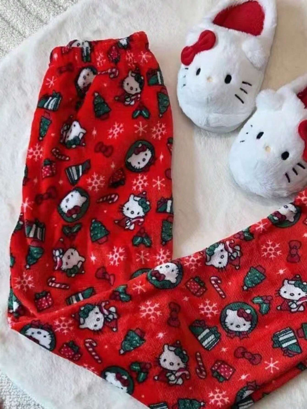 Sanrio Flannel Fuzzy Pants – featuring adorable Hello Kitty and friends! These ultra-soft, cozy, and versatile pants are perfect for autumn and winter. Designed for both women and men, they combine warmth, comfort, and cuteness.