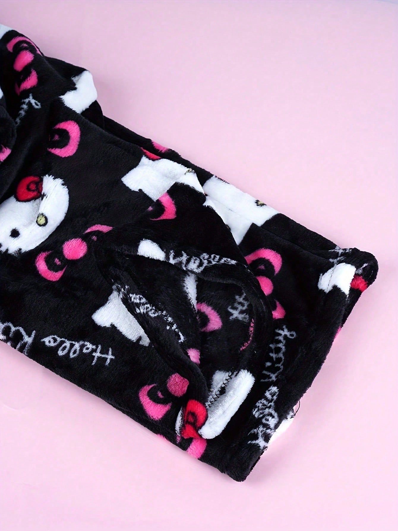Sanrio Flannel Fluffy Pants – featuring the lovely Hello Kitty in a soft white design! Ultra-cozy, warm, and stylish for autumn and winter. Perfect for women who love comfort and cute fashion, ideal for lounging at home or casual outings.