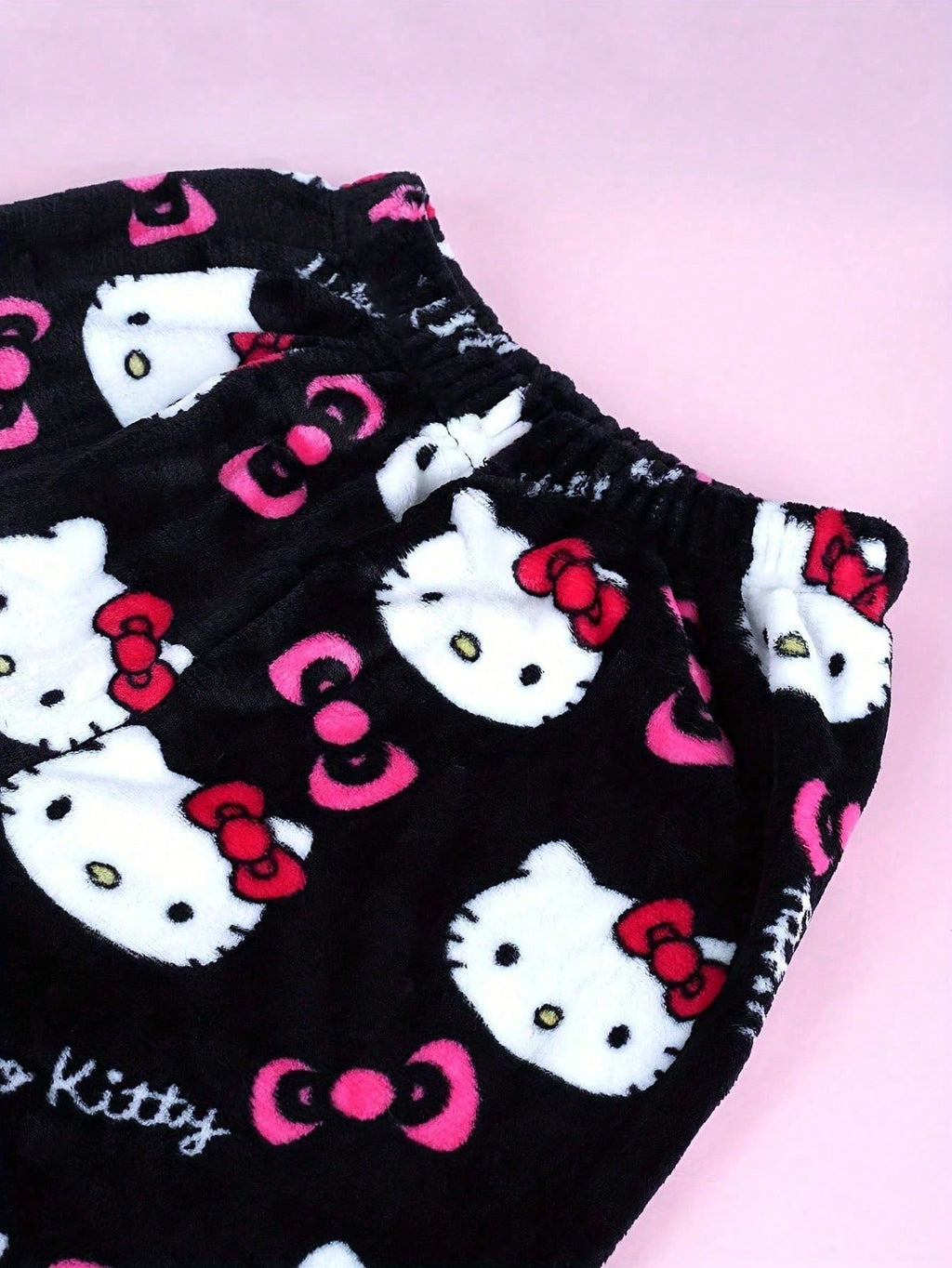 Sanrio Flannel Fluffy Pants – featuring the lovely Hello Kitty in a soft white design! Ultra-cozy, warm, and stylish for autumn and winter. Perfect for women who love comfort and cute fashion, ideal for lounging at home or casual outings.