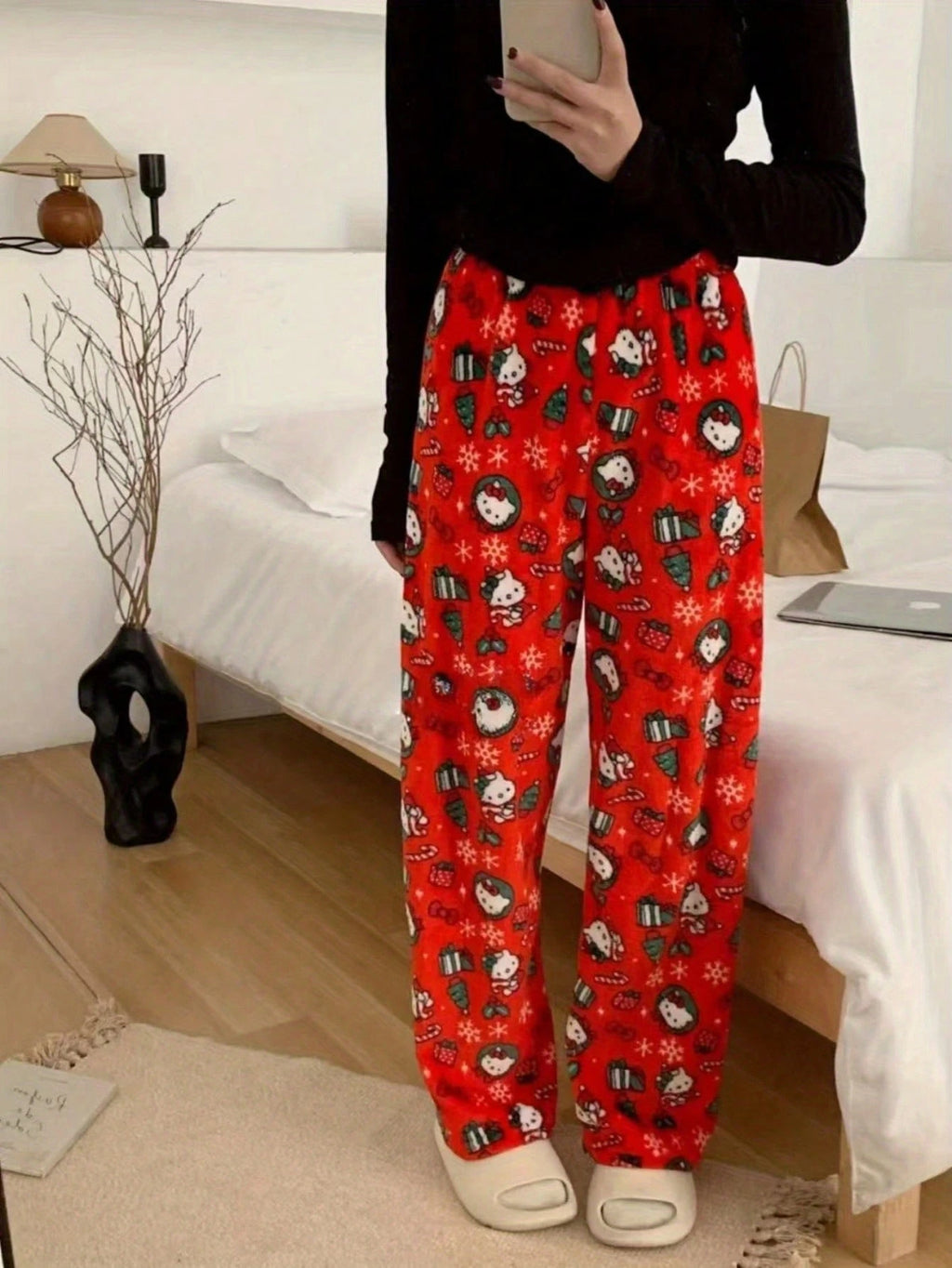 Sanrio Flannel Fuzzy Pants – featuring adorable Hello Kitty and friends! These ultra-soft, cozy, and versatile pants are perfect for autumn and winter. Designed for both women and men, they combine warmth, comfort, and cuteness.