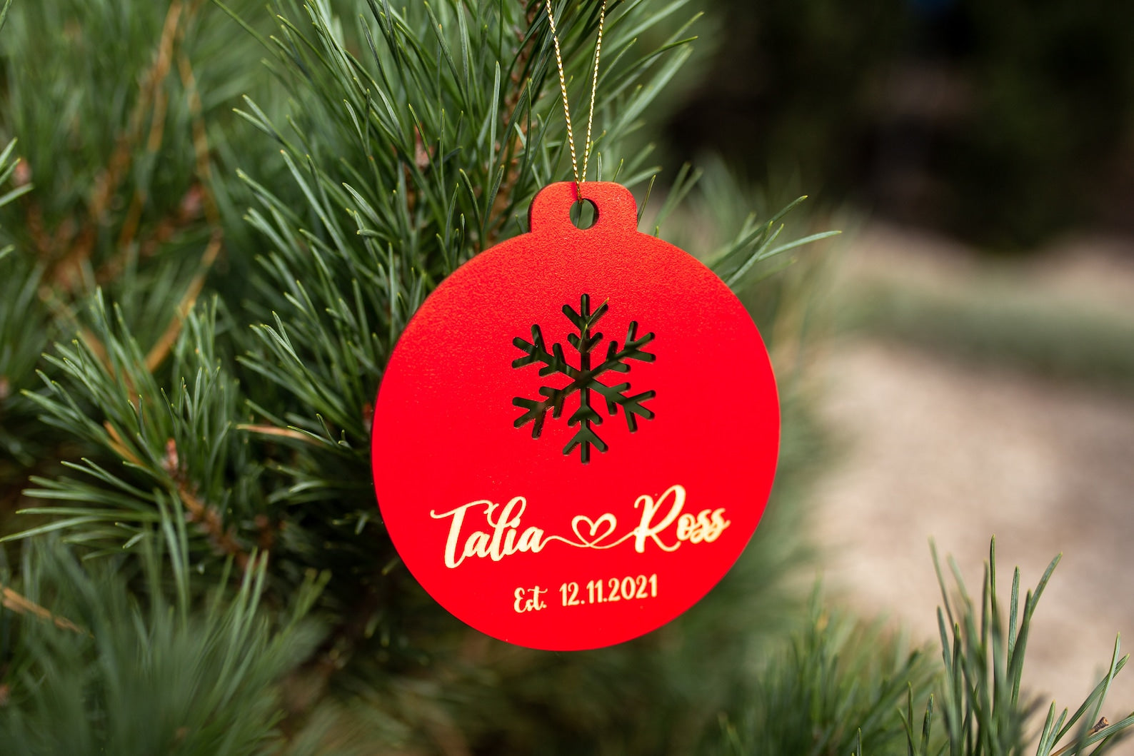 Personalized Wooden Christmas Ornament – beautifully handcrafted and custom-engraved with names or messages! Perfect for families, friends, and coworkers, these elegant wooden ornaments.